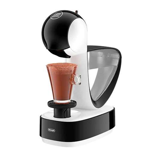 Cafetera Dolce Gusto Infinissima De'Longhi blanca y negra para bebidas calientes Cafetera Dolce Gusto Infinissima blanca con negro, modelo De'Longhi, sirviendo una bebida caliente de chocolate en taza de vidrio. Autor: no especificado.